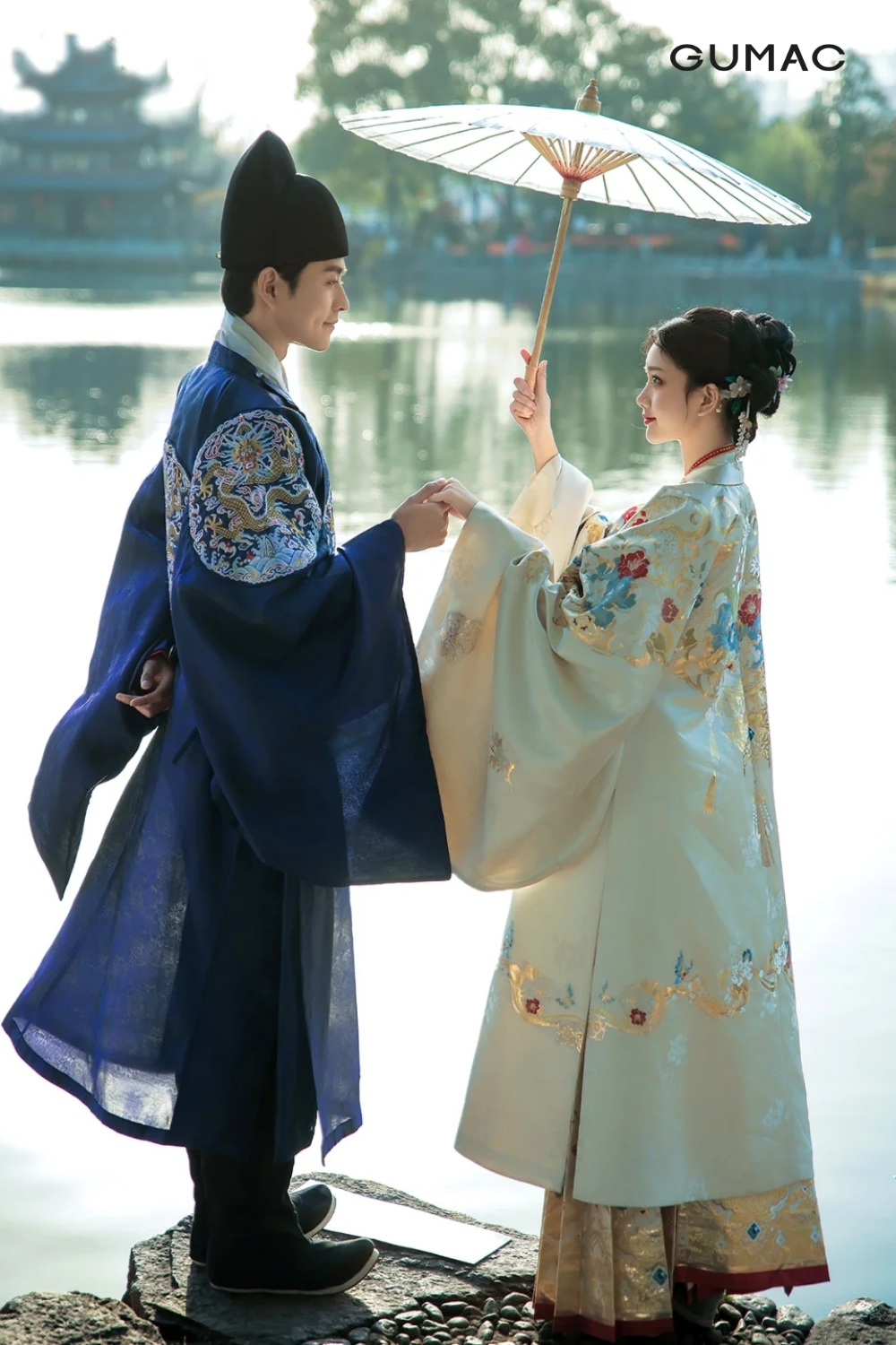 y tuong chup anh co trang couple
