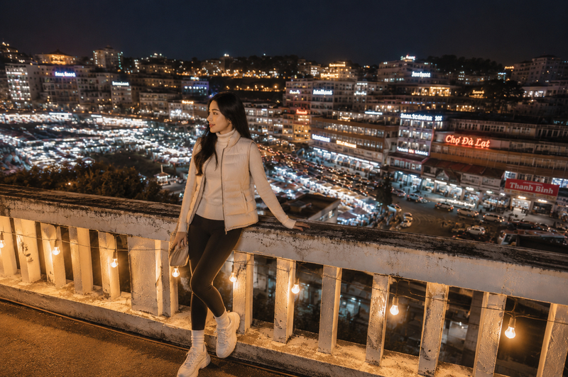Diện set áo phao gile phối áo len cổ lọ và quần legging năng động, ấm áp đi chơi đêm Đà Lạt. (Ảnh được tạo bởi AI)