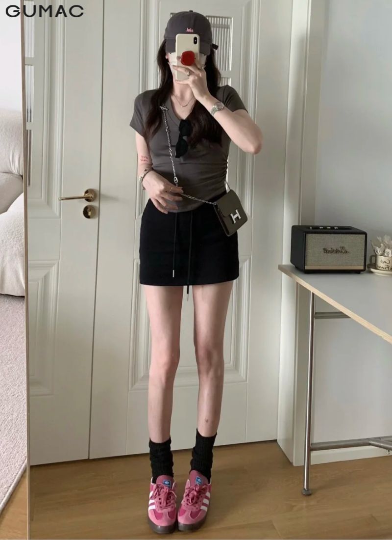 phoi chan vay body voi ao thun co tim nu