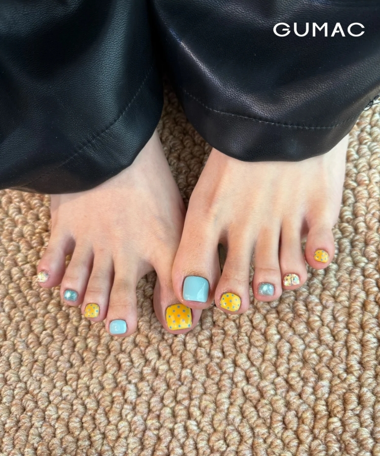 nail chan xanh ket hop mau khac