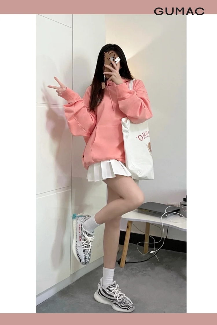 Hoodie hồng chân váy cùng giày Yeezy 350 Hoodie hồng chân váy cùng giày Yeezy 350