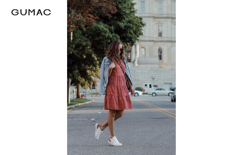 Đầm babydoll cùng sneaker trắng cho nữ 60kg Đầm babydoll cùng sneaker trắng cho nữ 60kg