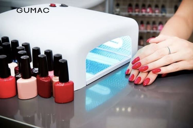 Dùng máy sấy khô lớp sơn gel Dùng máy sấy khô lớp sơn gel