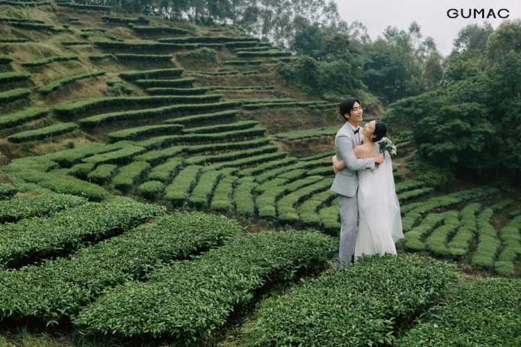 nguoi yeu dung phia sau om nhe vai nang o doi che