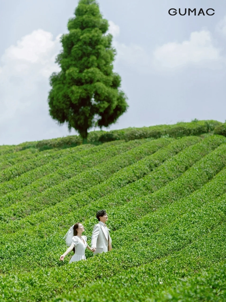 cung nhau cuoi tựu nhien, khong nhin vao may anh