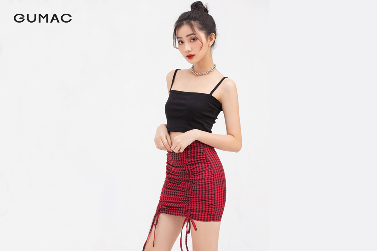 Chân váy dài màu Viva Magenta cùng áo croptop đen Chân váy dài màu Viva Magenta cùng áo croptop đen