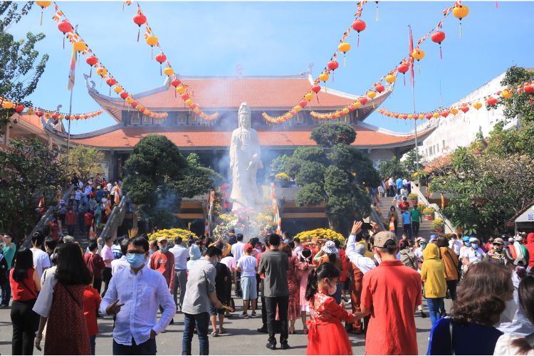 Đến chùa cầu bình an Đến chùa cầu bình an