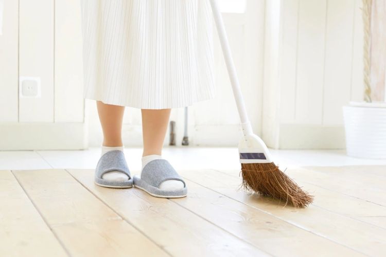 Quét nhà, vứt rác Quét nhà, vứt rác