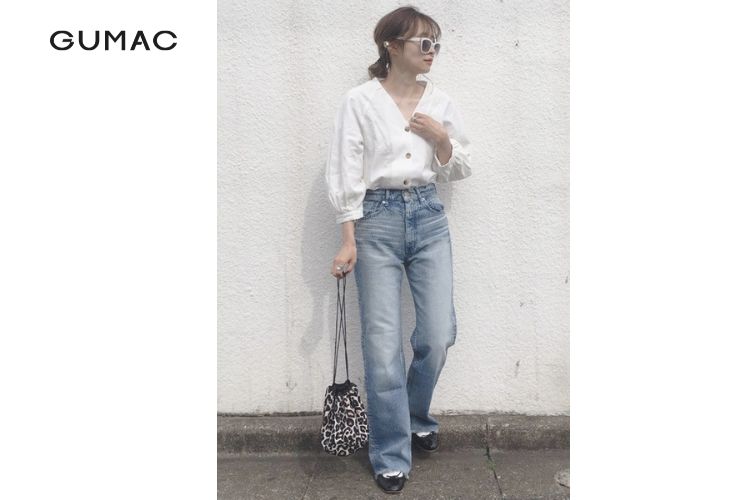 Áo sơ mi cổ chữ V với quần jean ống đứng điệu đà Áo sơ mi cổ chữ V với quần jean ống đứng điệu đà