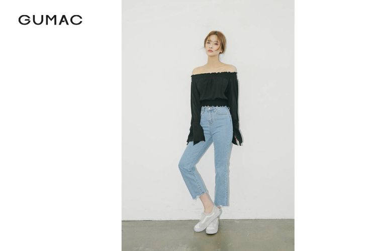 Áo trễ vai phối quần jean ống đứng quyến rũ Áo trễ vai phối quần jean ống đứng quyến rũ