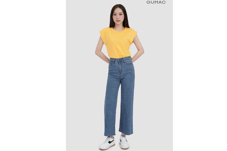 Diện áo thun nữ với quần ống đứng năng động Diện áo thun nữ với quần ống đứng năng động