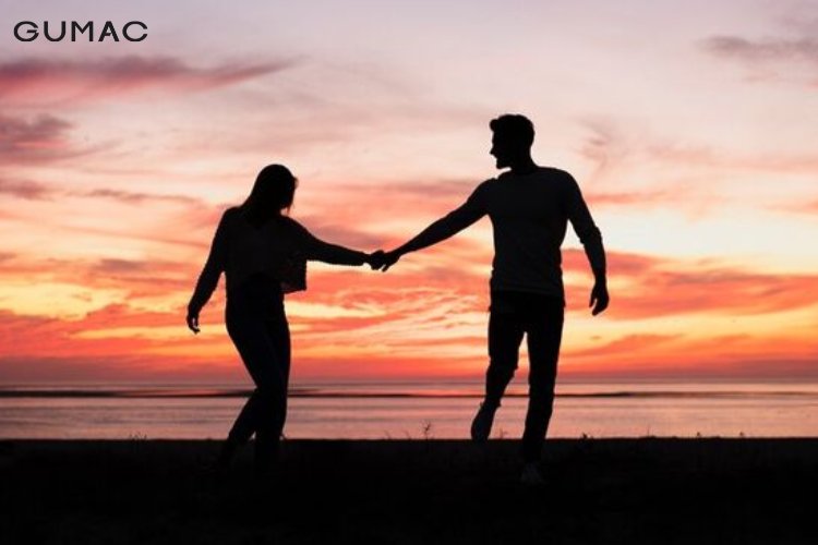 Tạo dáng chụp ảnh cả hai cầm tay nhau Tạo dáng chụp ảnh cả hai cầm tay nhau