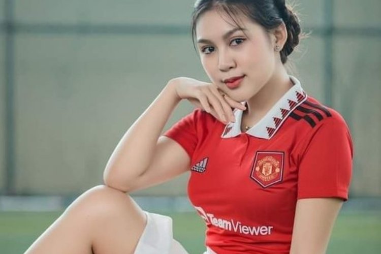 Tạo dáng chụp ảnh đưa tay lên chống cằm Tạo dáng chụp ảnh đưa tay lên chống cằm
