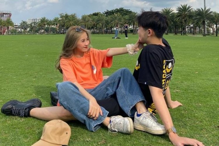 Tạo dáng chụp ảnh sân bóng tình cảm cho nam và nữ Tạo dáng chụp ảnh sân bóng tình cảm cho nam và nữ