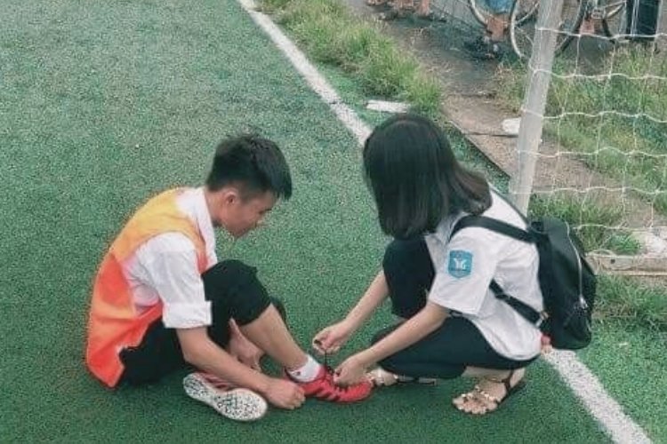 Thể hiện tình cảm qua tư thế buộc dây giày cho nhau Thể hiện tình cảm qua tư thế buộc dây giày cho nhau
