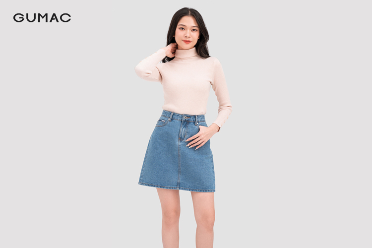 Áo cổ lọ phối cùng chân váy jeans Áo cổ lọ phối cùng chân váy jeans