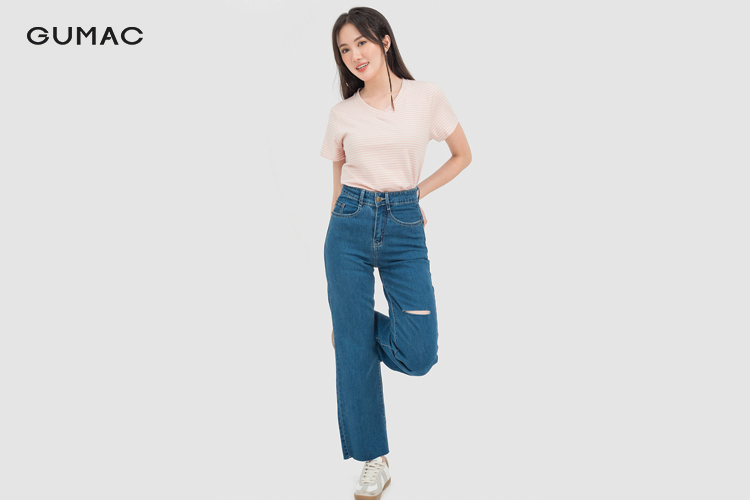 Kết hợp quần jeans ống loe cùng áo thun Kết hợp quần jeans ống loe cùng áo thun