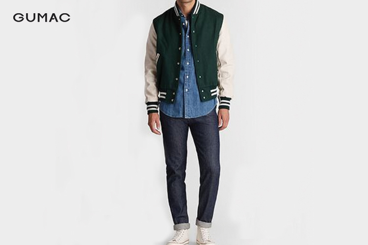 Kết hợp áo varsity jacket với quần kaki Kết hợp áo varsity jacket với quần kaki