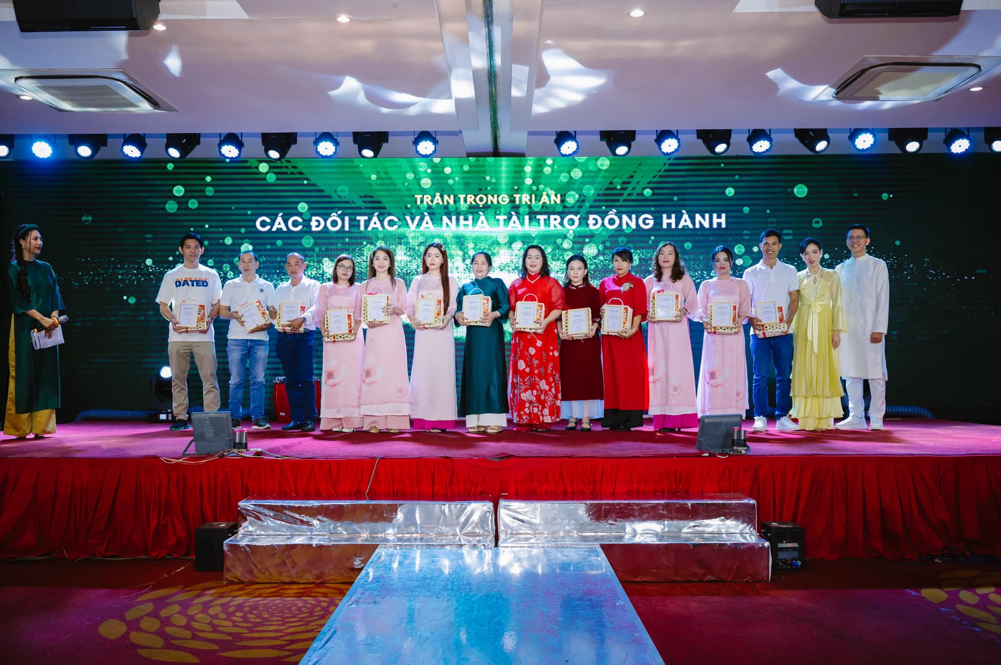 thanksparty-thoi-khac-viet