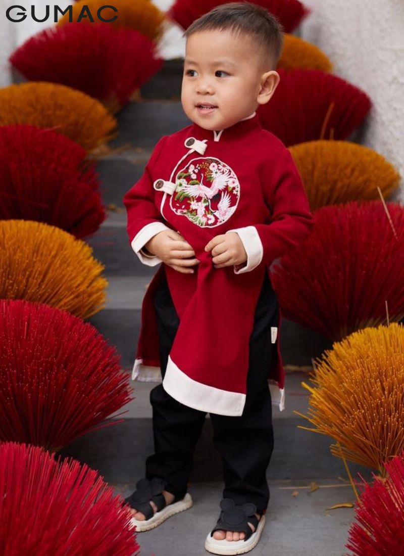 ao dai cho be trai mau do hoa tiet