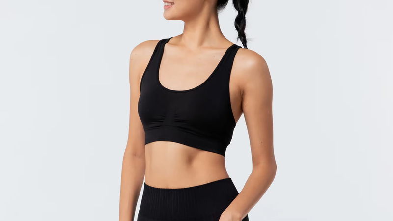 Áo ngực thể thao size 38 có kết cấu ôm chắc, giúp hạn chế chuyển động của bầu ngực khi tập luyện.