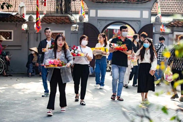 Cách hạ lễ khi đi chùa đúng chuẩn