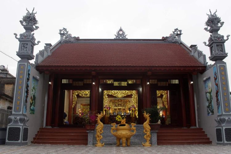 Làm lễ ở nhà thờ Tổ