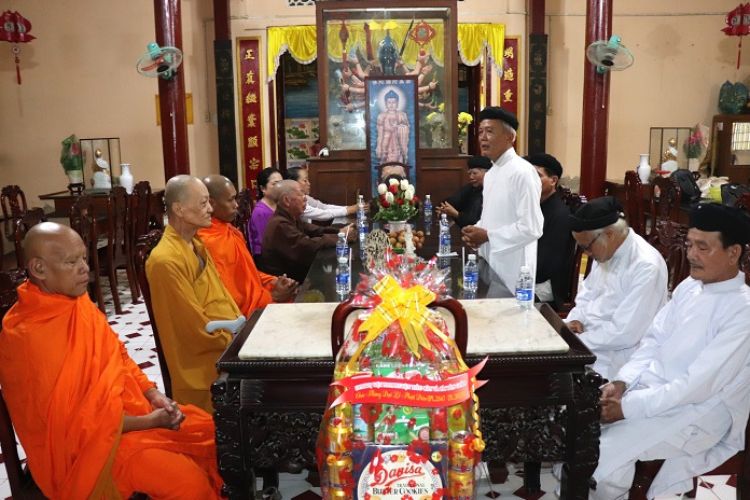 Thăm các nhà sư của chùa