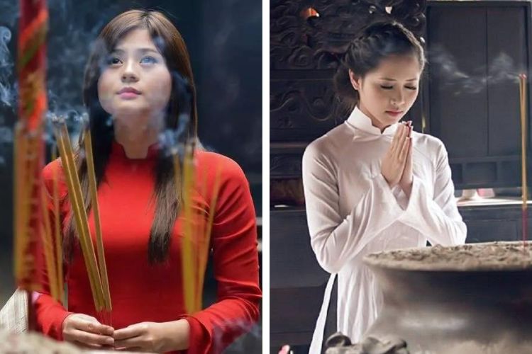 Thắp ba nén hương khấn vái bàn thờ ở đền