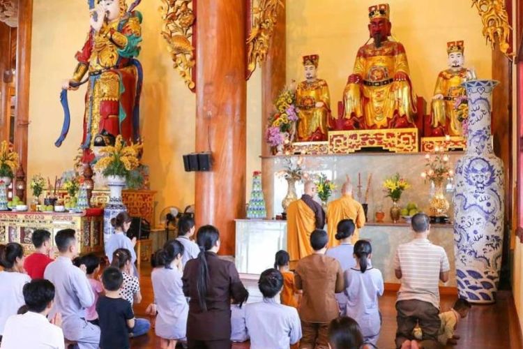 thắp hương trên bàn thờ Đức Ông