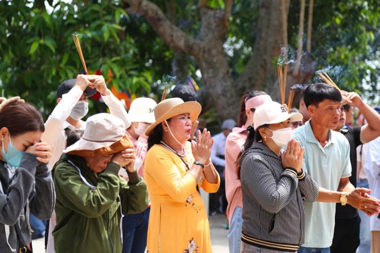 Thắp hương và thành tâm khấn vái