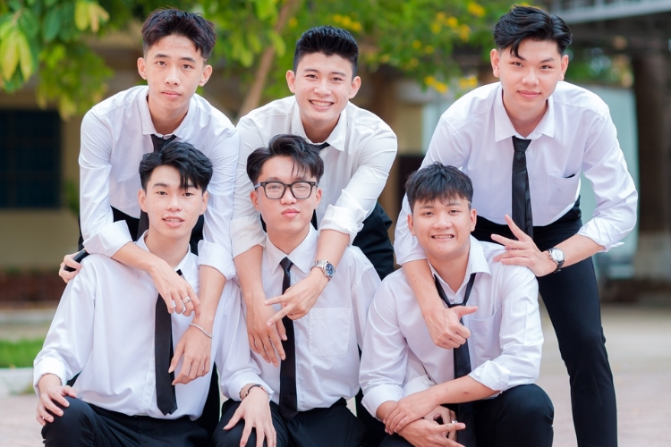 tạo dáng chụp ảnh kỷ yếu nam
