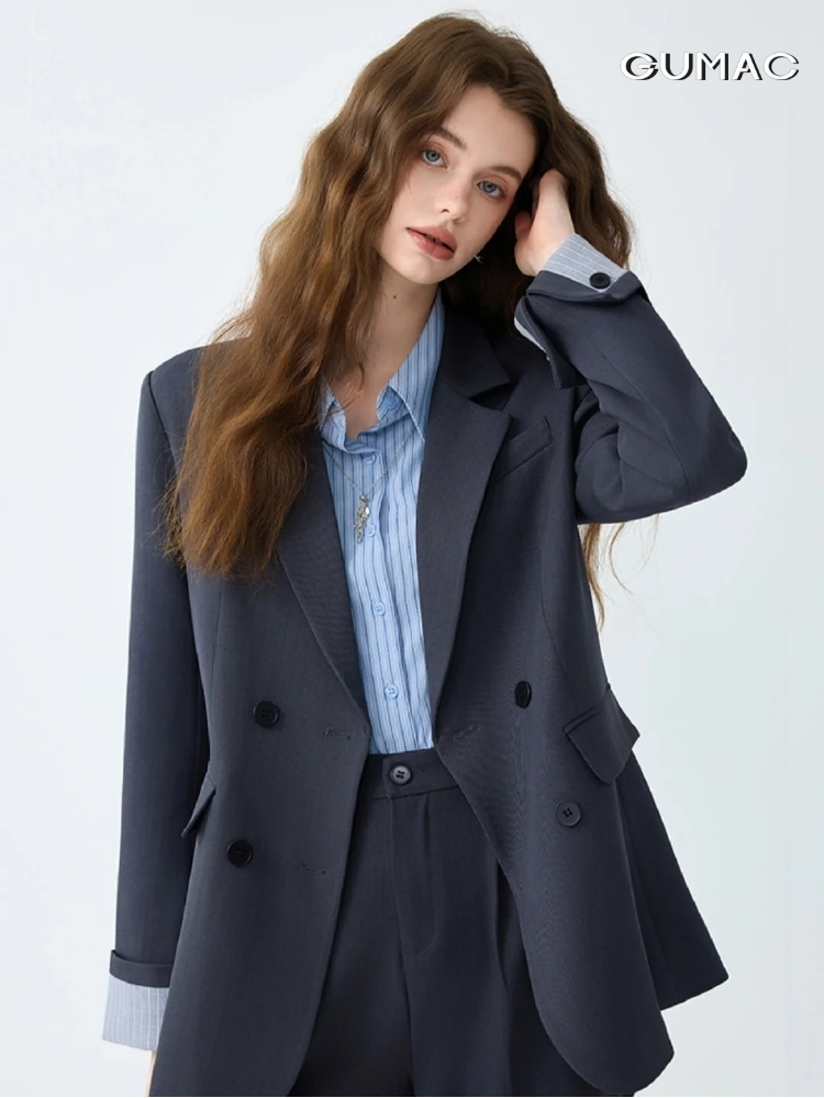 ao so mi hoa tiet vintage ket hop cung ao blazer