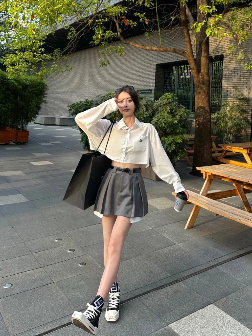 mix-ao-so-mi-voi-croptop-cung-chan-vay-tennis