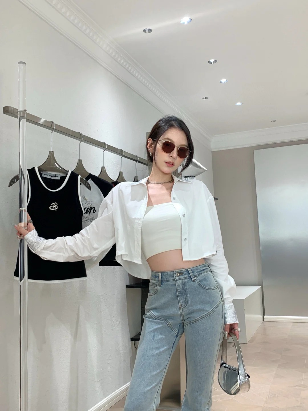 phoi-do-voi-ao-so-mi-croptop-quan-bo