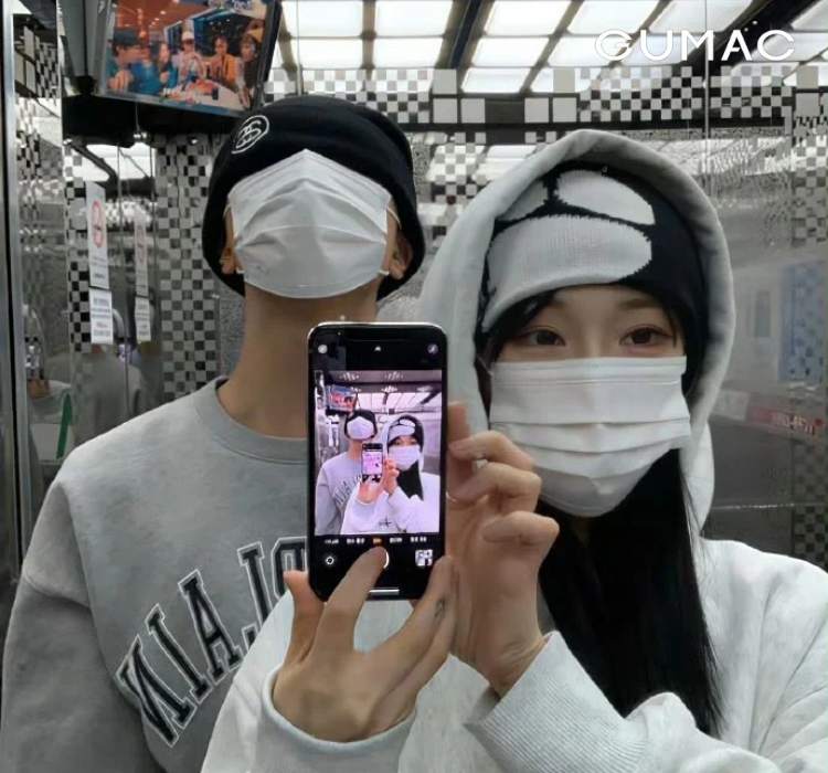 chup anh couple che mat truoc guong