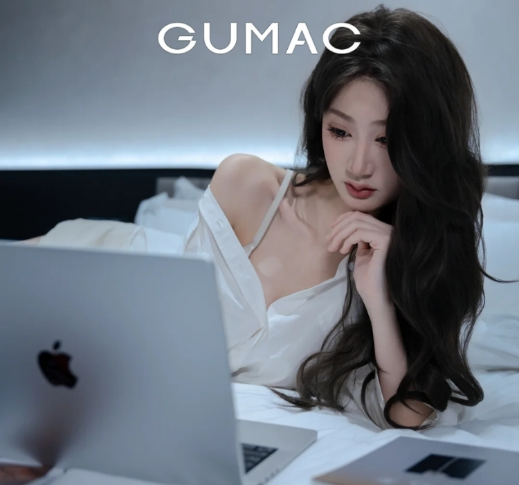 cach chup anh tren giuong voi laptop sang chanh