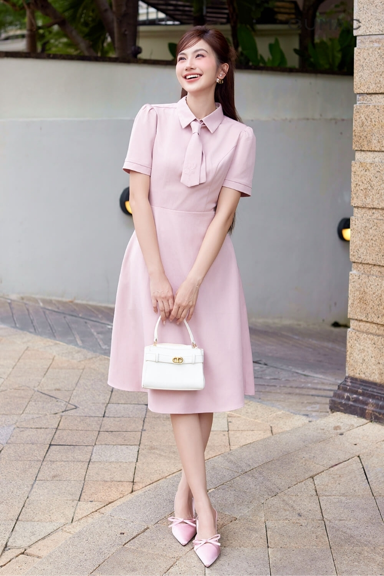 Đầm hồng phối túi màu trắng
