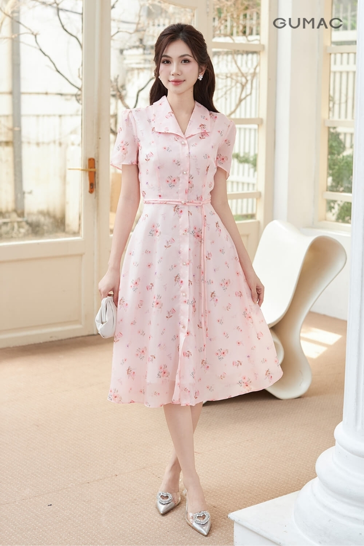 Đầm hồng  phối giày bạc ánh kim