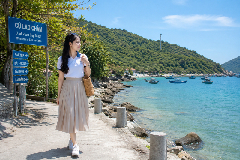 Áo polo phối chân váy midi xếp ly hiện đại dạo chơi Cù Lao Chàm. (Ảnh được tạo bởi AI)