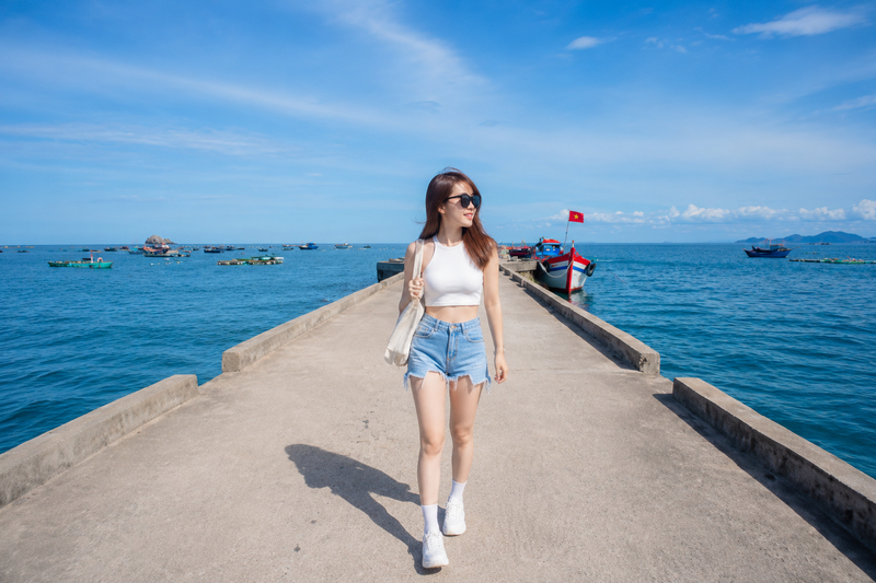 Outfit áo croptop phối quần short jeans năng động dạo cầu cảng Cù Lao Chàm. (Ảnh được tạo bởi AI)