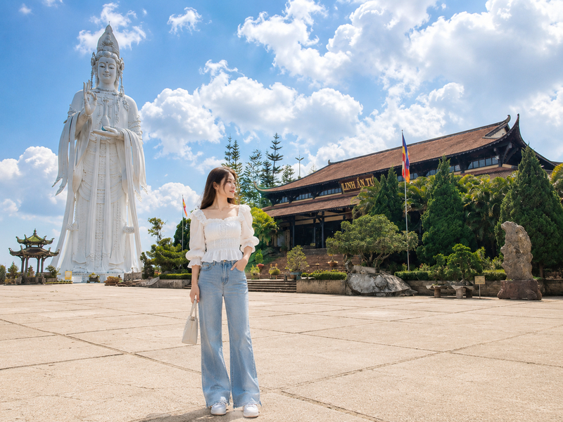 Áo kiểu cổ vuông bèo nhún phối quần jeans ống rộng tại Đà Lạt. (Ảnh được tạo bởi AI)