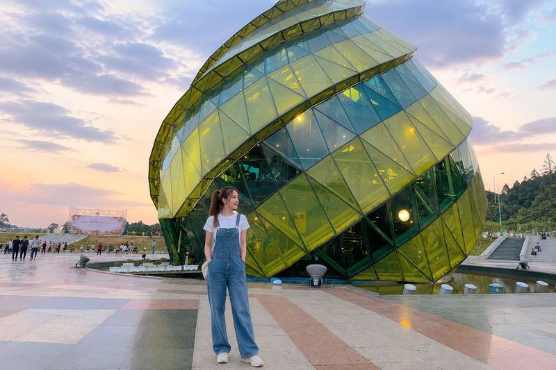 Outfit quần yếm jeans trẻ trung check-in Quảng trường Lâm Viên. (Ảnh được tạo bởi AI)