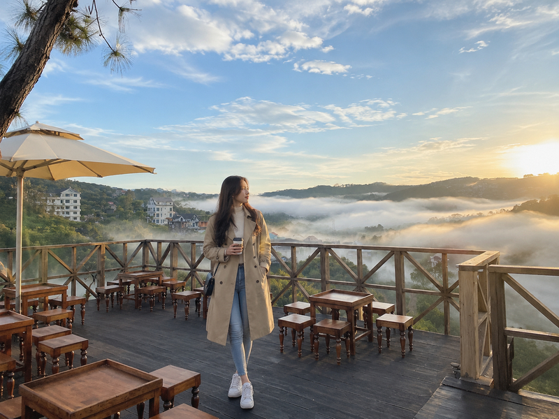Outfit trench coat phối skinny jeans săn mây tại cafe Hoàng Hoa Thám. (Ảnh được tạo bởi AI)