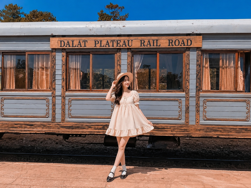 Váy babydoll phối giày Mary Jane check-in Ga Đà Lạt. (Ảnh được tạo bởi AI)