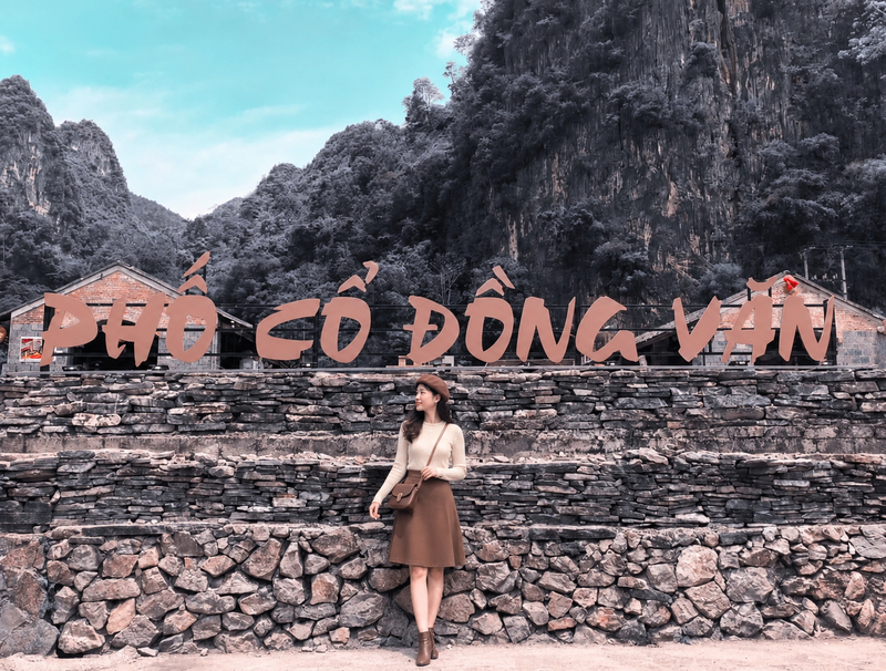 Áo len mỏng kết hợp chân váy chữ A giúp tôn dáng nhưng vẫn bảo đảm sự thoải mái trong tiết trời se lạnh.
