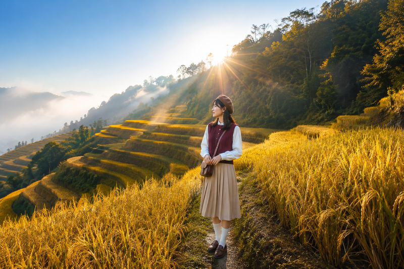 Áo sơ mi trắng, gile len và chân váy xếp ly tạo nên một bộ trang phục mang nét cổ điển, trong trẻo.