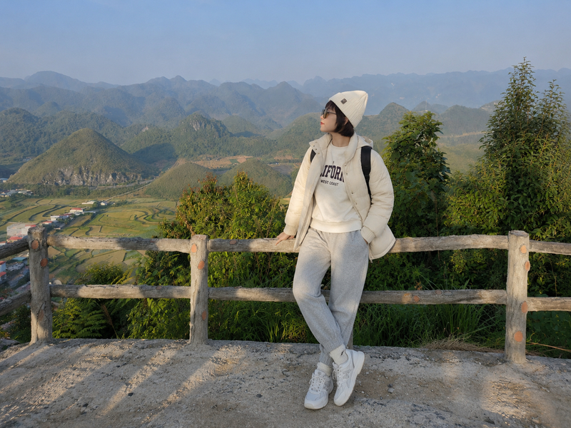 Áo sweatshirt và quần jogger là gợi ý phù hợp dành cho nàng ưu tiên sự thoải mái khi di chuyển.