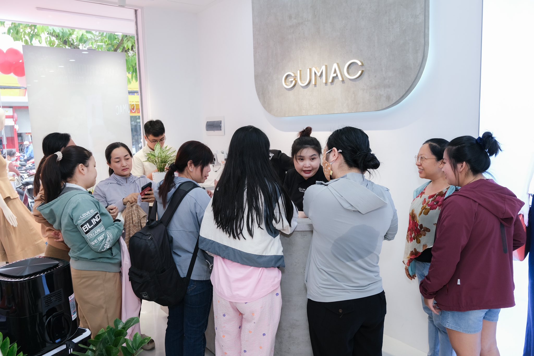 khong khi check in tai cua hang gumac my tho ngay dau khai truong