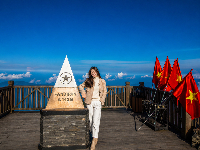Khi lên đỉnh Fansipan, hãy ưu tiên cách phối đồ nhiều lớp để dễ cởi ra khi di chuyển dưới chân núi và mặc thêm khi lên gần đỉnh (Ảnh được tạo bởi AI)